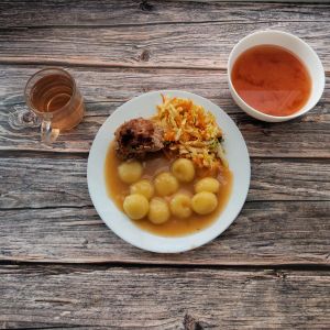 Zdjęcie przedstawia Dietę podstawową: Solferino Kluski śląskie Klopsik wieprzowy Sos pieczeniowy Sur&oacute;wka z kapusty pekińskiej z olejem Kompot owocowy z jabłkami